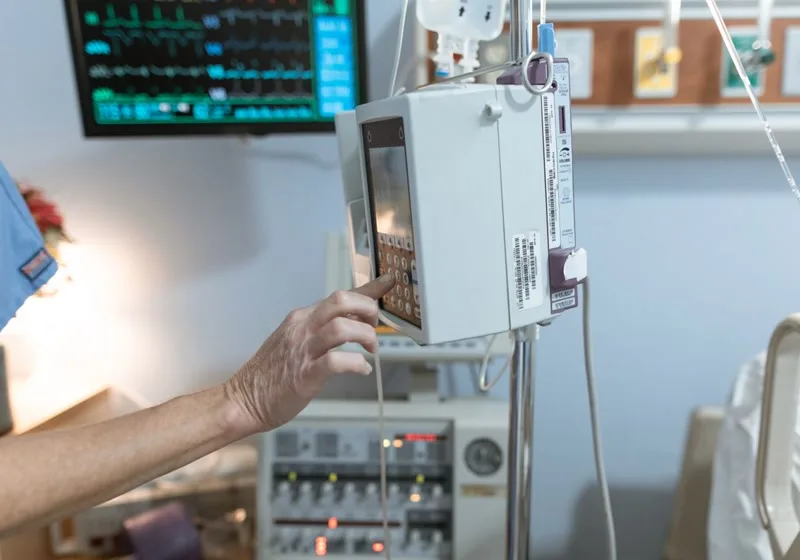 Felnőtt intenzív szakápoló gyakorlati oktatás — hemodinamikai monitor és infúziós pumpa kezelése közelről
